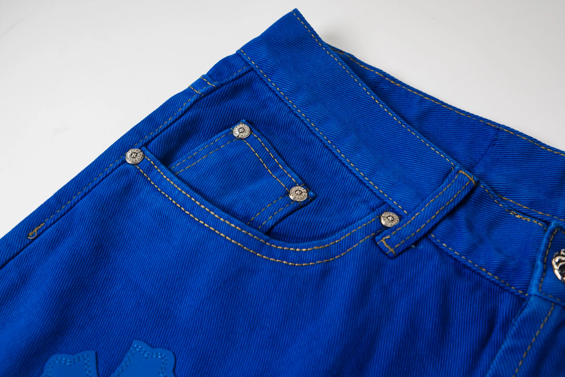 P270 Chrome hearts｜ch Chrome Hearts London-limited dopamine blue leather jeans - charming dopamine personality jeans, indispensable for fashionistas, the same model for celebrities, and a model touted by many bloggers. This new pair of pants is perfect in terms of shape and upper body. It is no exaggeration to say that making a pair of jeans is equivalent to the time of making 20 short-sleeved jeans. The fabric is made of high-quality imported denim. It has a unique high-end texture. I am very satisfied with it after washing and proofing several times. Style number: 1751# Color: Dopamine blue Size: 28 30 32 34
